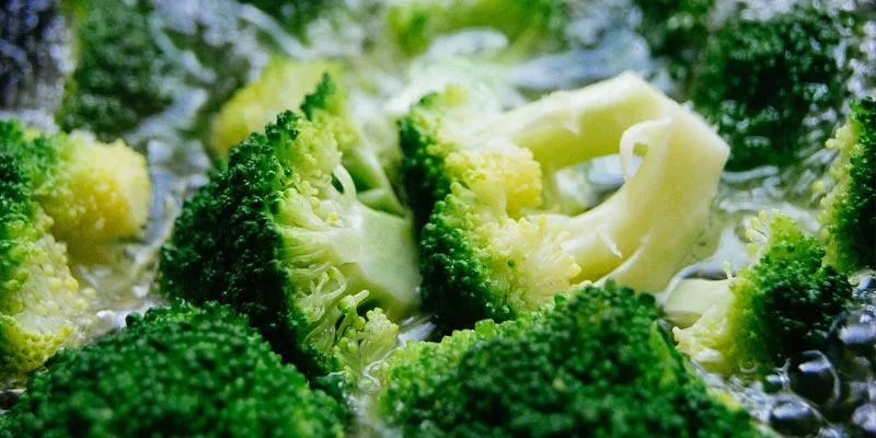 How Long Can Cooked Broccoli Sit Out